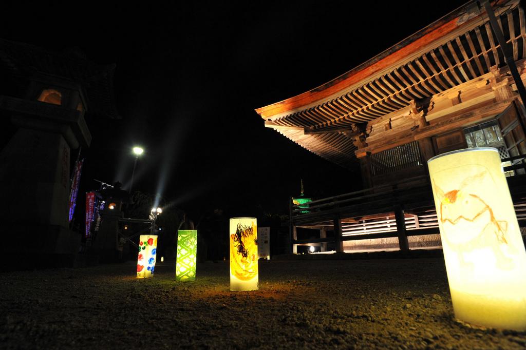 島根県安来市の灯りイベント“灯参道2012”の写真を送って頂きました。