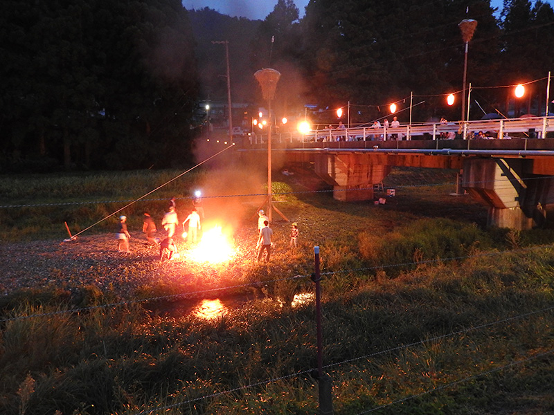 地元中名田の火祭　松上げに螢の華“光kiwami”と若狭和紙行灯300個が花を添えました